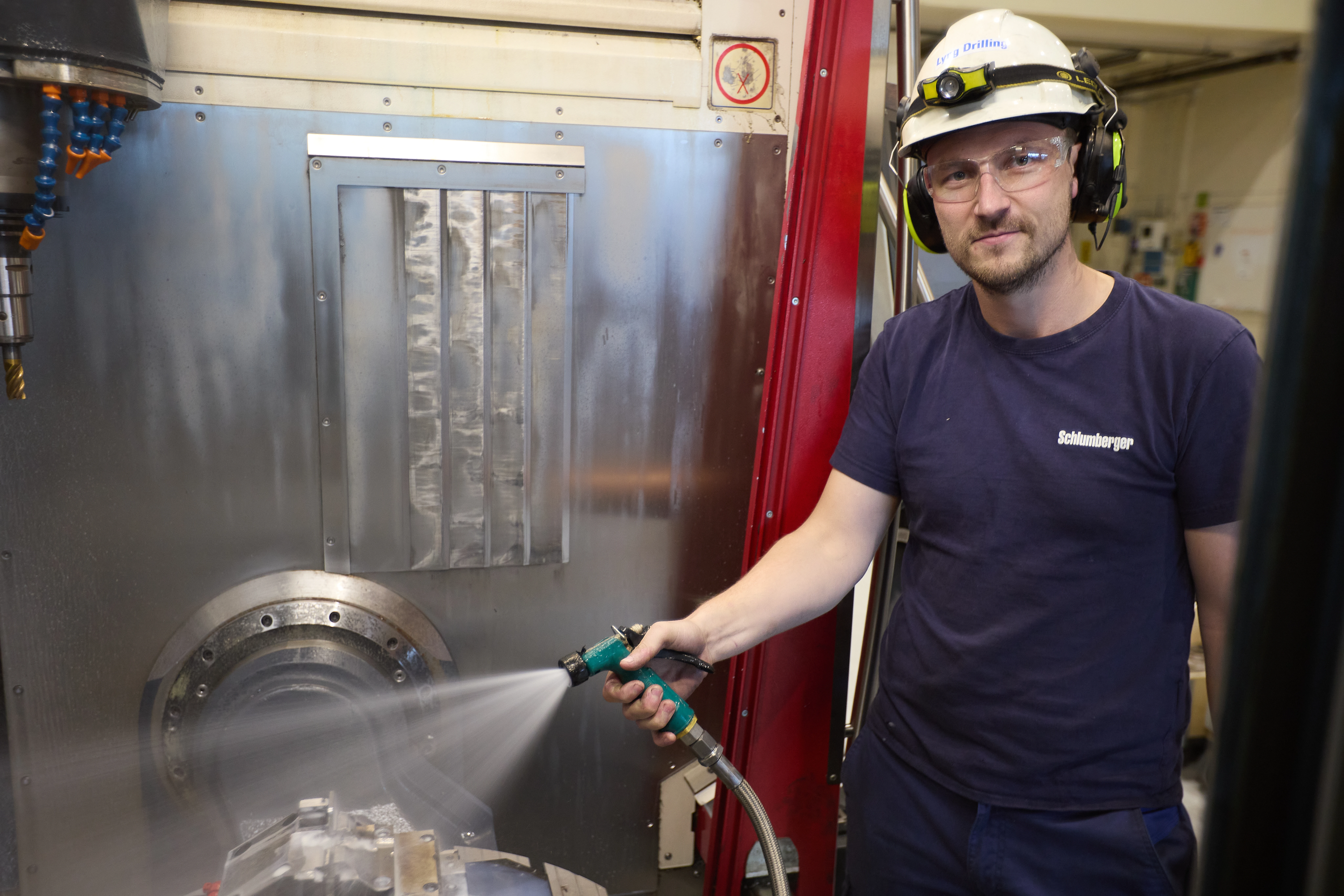 Mann som vasker fresemaskin