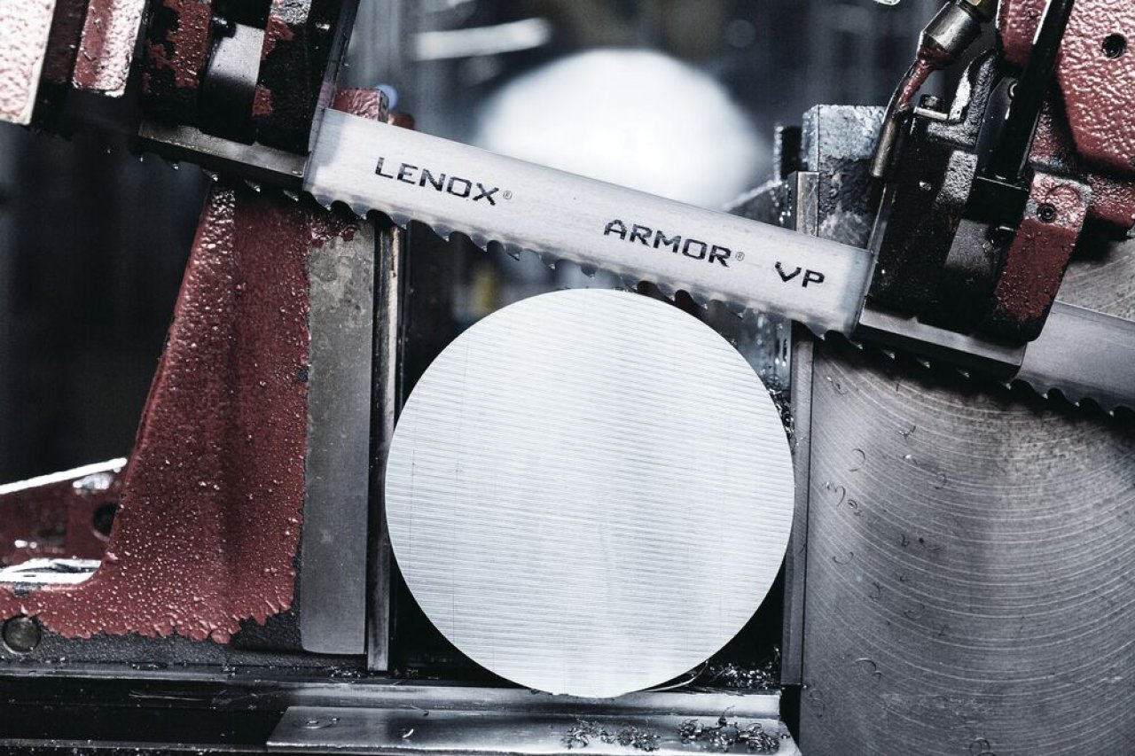 LENOX Armor VP™ karbidsageblad i bruk på industriell bandsag