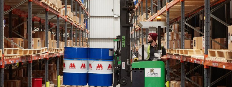 Truck stabler oljefat på lager hos Millers Oils