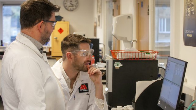 Laboratorieteknikere hos Millers Oils analyserer oljeprøver